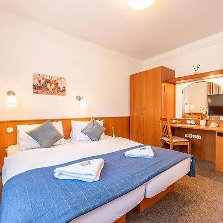 فندق مبيت وإفطار Korona Panzio 3*
